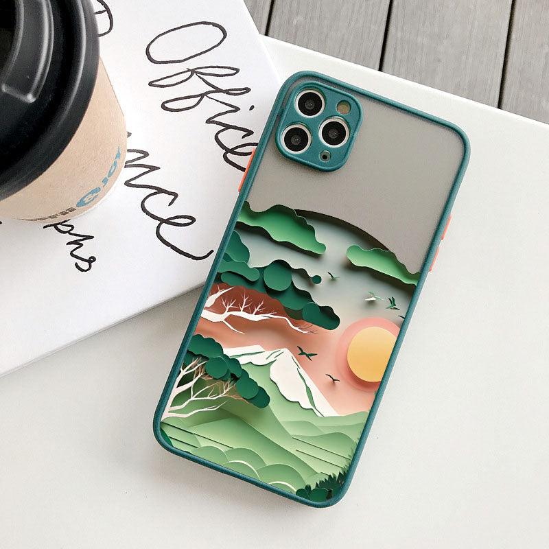 Coque iPhone 12 Pro vert forêt avec paysage montagneux en relief et coucher de soleil rose. - Wiqeo