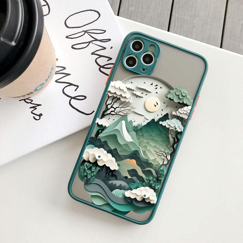 Coque iPhone 13 Pro Max design montagnes en relief verts avec nuages blancs et soleil souriant. - Wiqeo