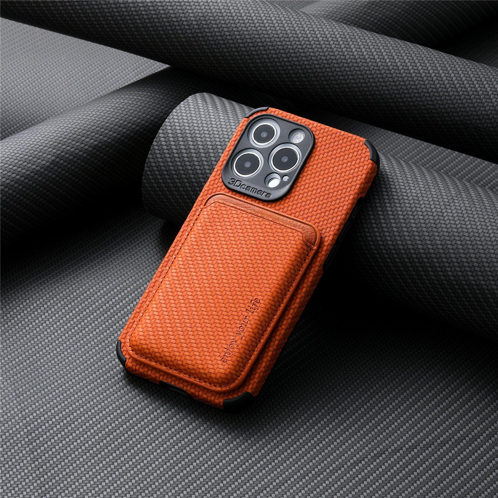 Coque porte-carte Magsafe orange en cuir texturé pour iPhone 15 avec 4 caméras visibles. - Wiqeo