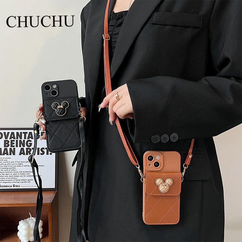 Coque portefeuille en cuir marron avec motif diamant et tête de Mickey dorée pour iPhone 15, portée en bandoulière. - Wiqeo