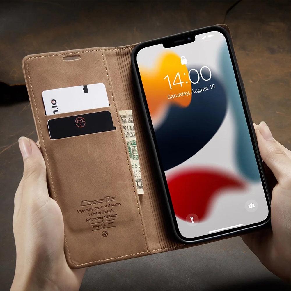 Coque portefeuille magnétique en cuir marron avec porte-cartes pour iPhone 12 Pro ouverte. - Wiqeo
