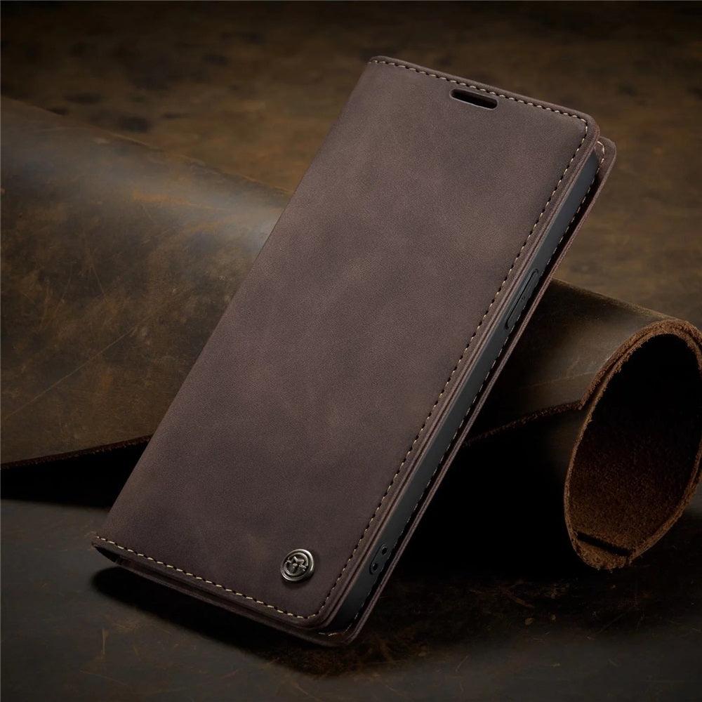 Coque portefeuille magnétique en cuir marron foncé pour iPhone 14 Plus avec logo métallique. - Wiqeo