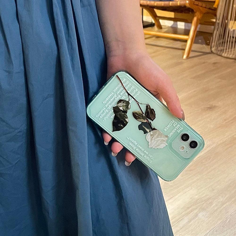 Coque iPhone 13 Pro Max transparente avec rose blanche et feuilles séchées encastrées. - Wiqeo