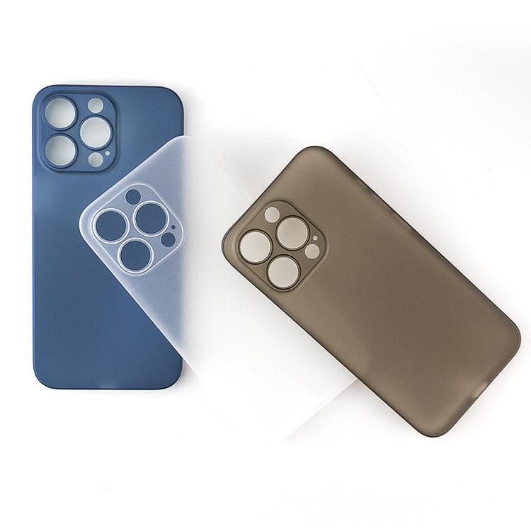 Coque transparente ultra fine et souple posée sur coque bleu et coque gris foncé pour iPhone 15 Plus. - Wiqeo