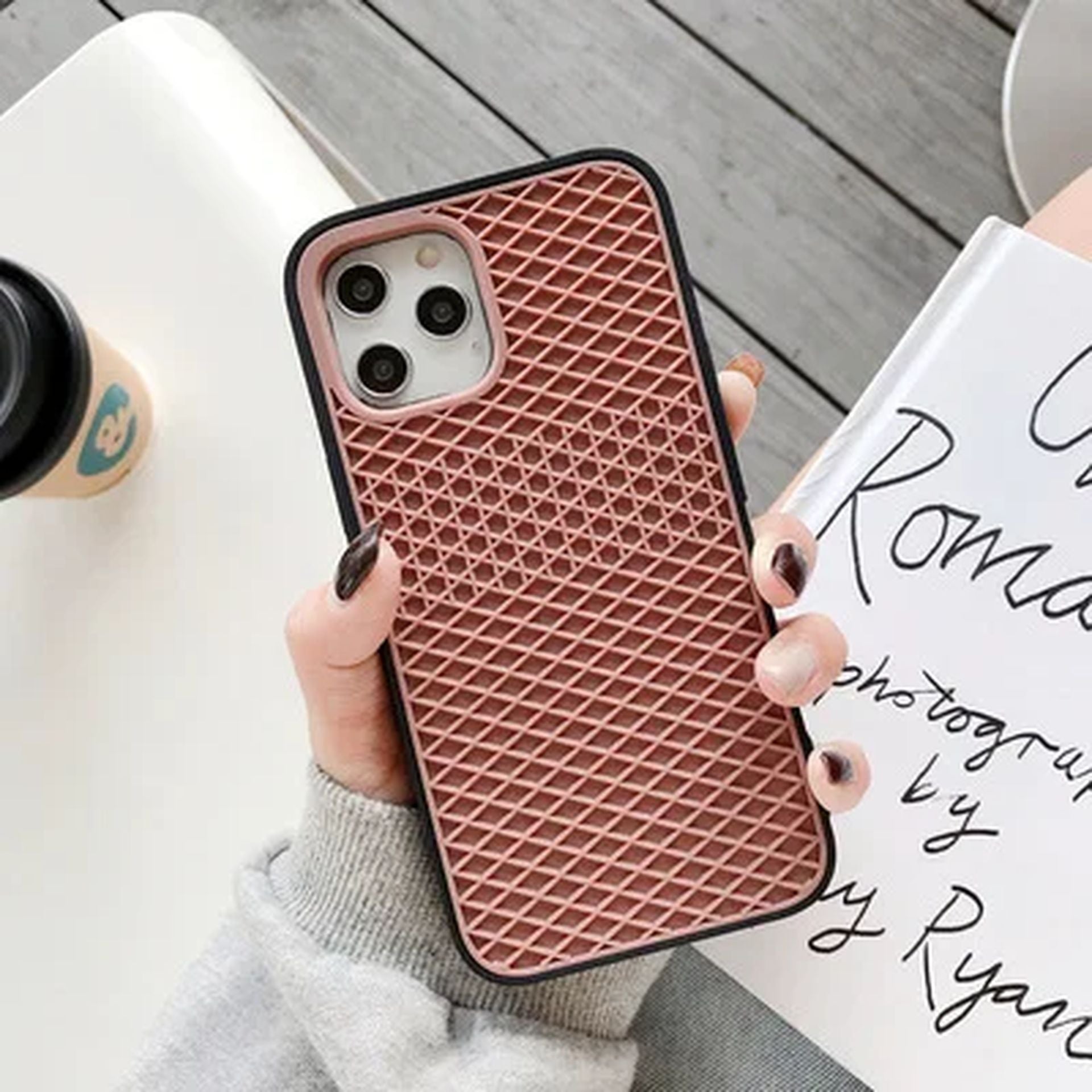 Coque Flexible Gaufrée en Silicone Anti-Choc pour iPhone 15 - Marron
