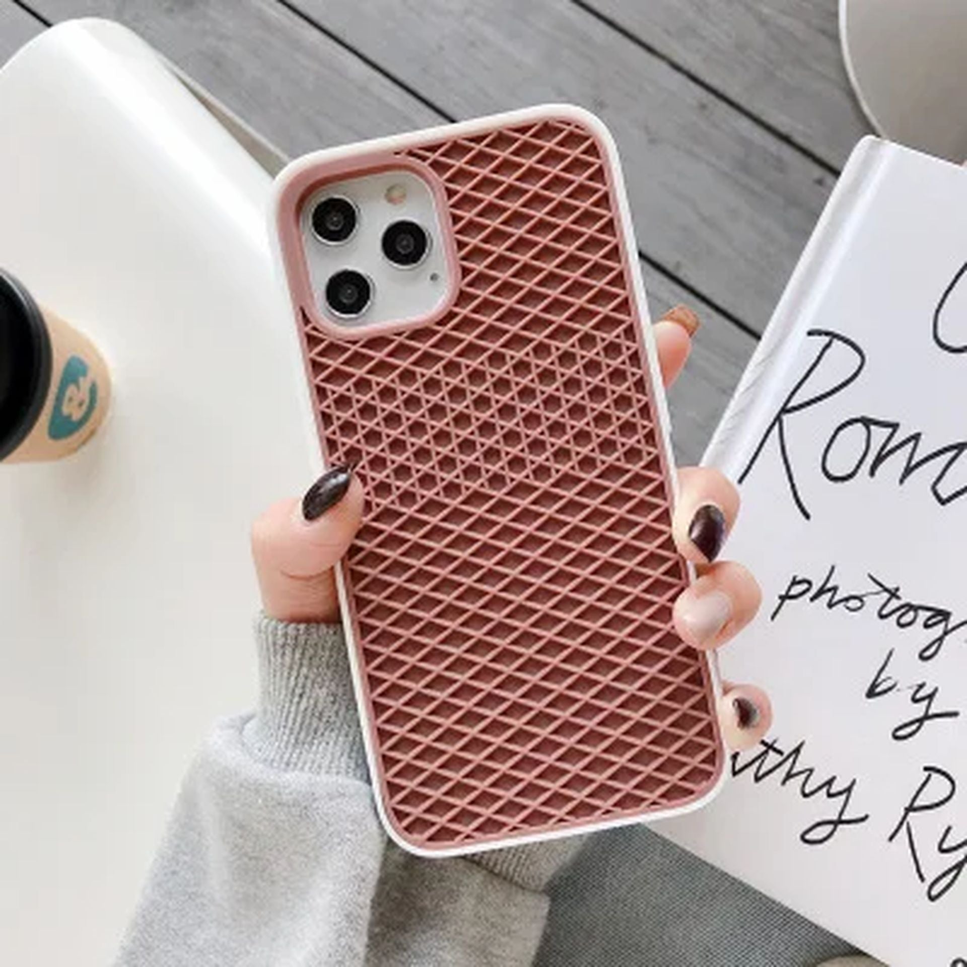 Coque Flexible Gaufrée en Silicone Anti-Choc pour iPhone 15 - Kaki