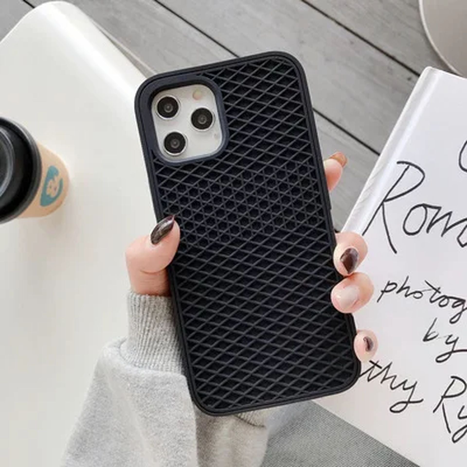 Coque Flexible Gaufrée en Silicone Anti-Choc pour iPhone 15 - Noir