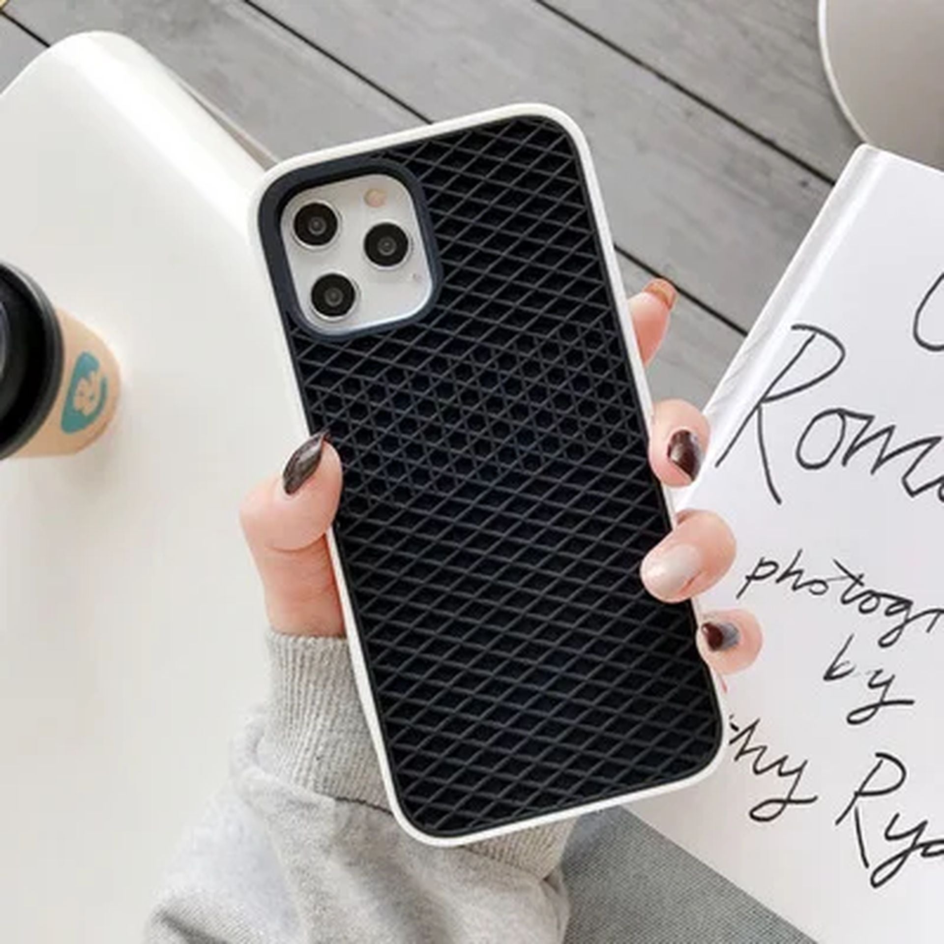 Coque Flexible Gaufrée en Silicone Anti-Choc pour iPhone 15 - Blanc