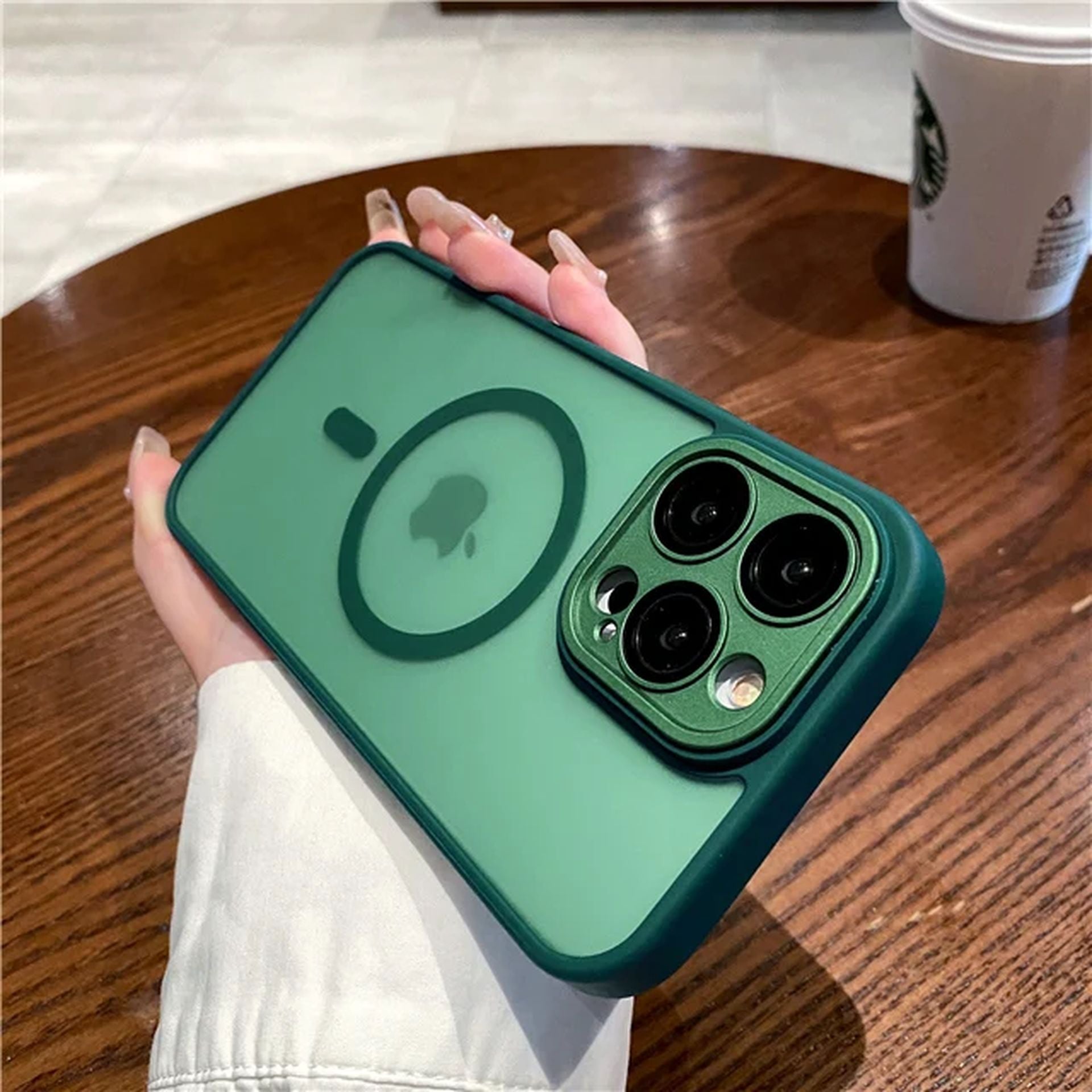 Coque Magnétique Douce Avec Cadre Transparent Design Élégant pour iPhone 16 - Vert