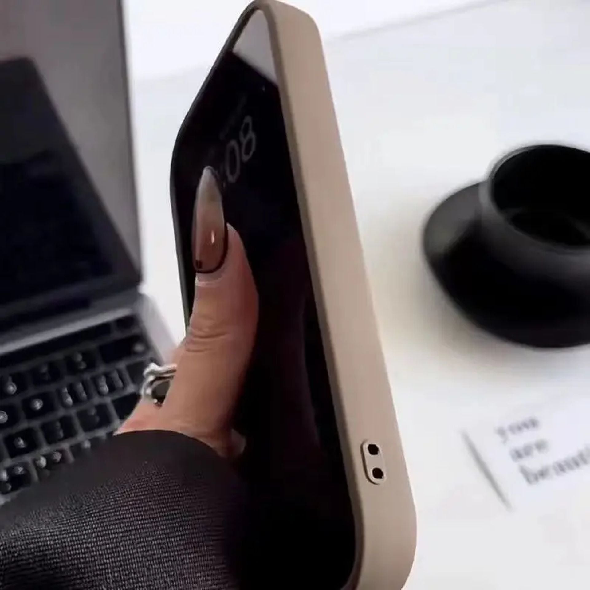 Coque Silhouette Douce Avec Cœur 3D Antichoc pour iPhone 16 Pro Max