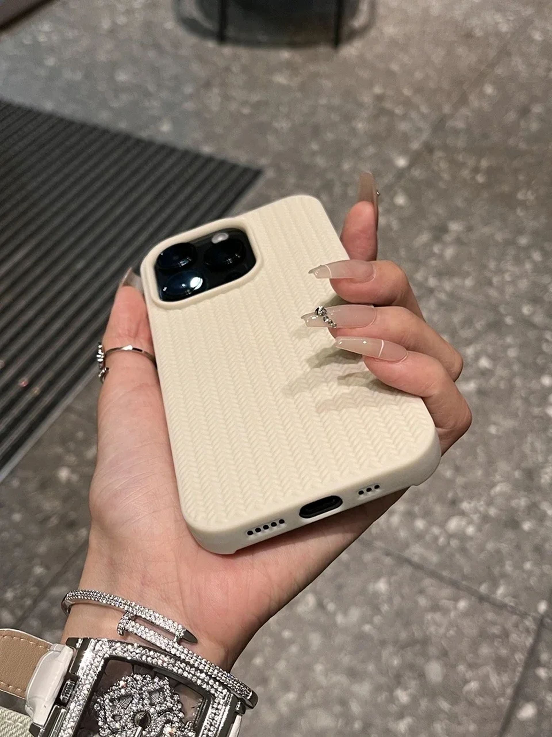 Coque Silicone Flexible Texturée Design Élégant pour iPhone 16 Pro