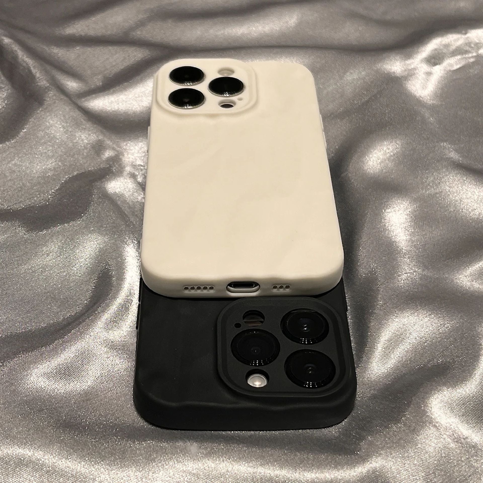 Coque Silicone Souple Design Élégant pour iPhone 14