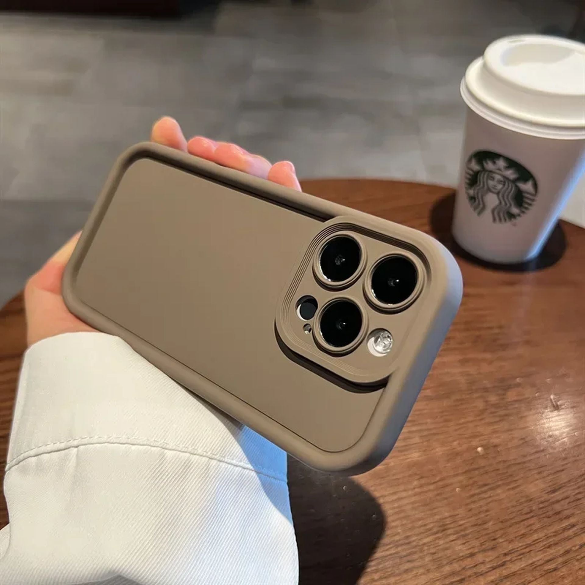 Coque Sillicone Antichoc Élégante avec Design Minimaliste pour iPhone 14 - Kaki