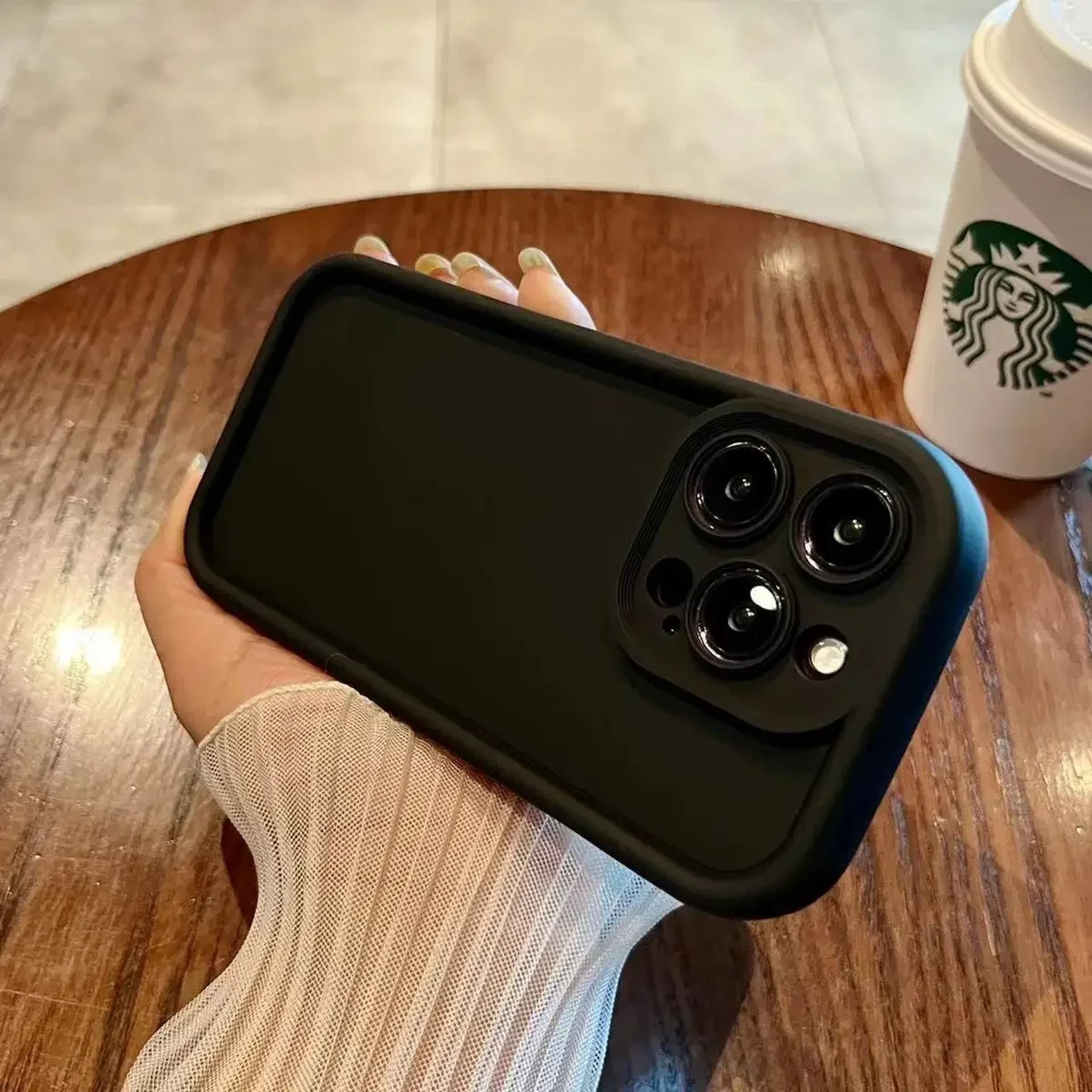 Coque Sillicone Antichoc Élégante avec Design Minimaliste pour iPhone 16 Plus - Noir