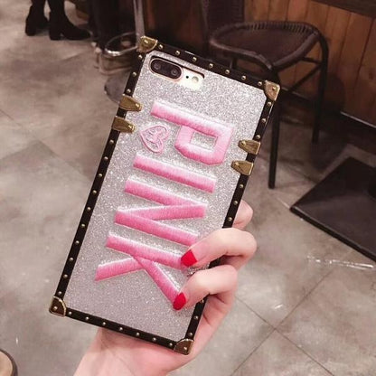 Coque luxueuse avec broderie et coins métalliques pour iPhone 11 - Coque Wiqeo Apple, Coque, Elle, Fine, iPhone 11, Lui, Slim, Tendance Wiqeo, Déstockeur de Coques Pour iPhone