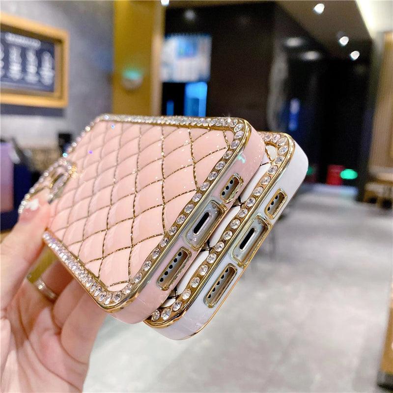 Coques iPhone 14 Pro roses avec cadre doré et bordures incrustées de strass brillants. - Wiqeo
