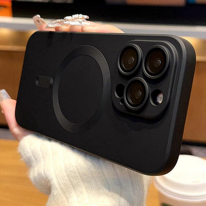 Coque MagSafe brossée noire pour iPhone 15 Plus avec protection des caméras et bordures renforcées.