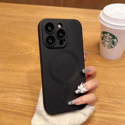 Coque noire brossée MagSafe pour iPhone 15 Plus avec découpe triple caméra.