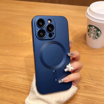 Coque MagSafe brossée bleu cobalt pour iPhone 15 Plus avec finitions lisses et logo MagSafe visible.
