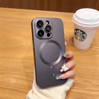 Coque MagSafe brossée noire pour iPhone 15 Plus, texture mate avec anneau magnétique visible.