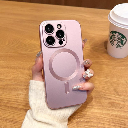 Coque MagSafe brossée rose pour iPhone 15 Plus avec anneau de charge magnétique visible.