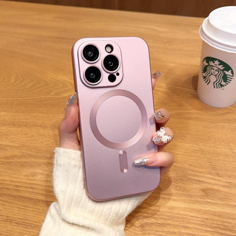 Coque MagSafe brossée rose pour iPhone 15 Plus avec anneau de charge magnétique visible.