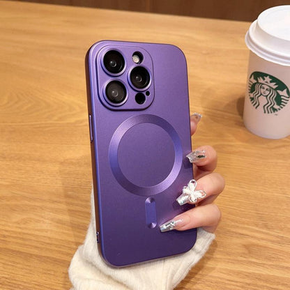 Coque MagSafe brossée violette pour iPhone 15 Plus avec aimant circulaire visible.