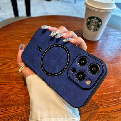Coque MagSafe magnétique bleu aspect cuir pour iPhone 14 Pro avec anneau noir visible. - Wiqeo