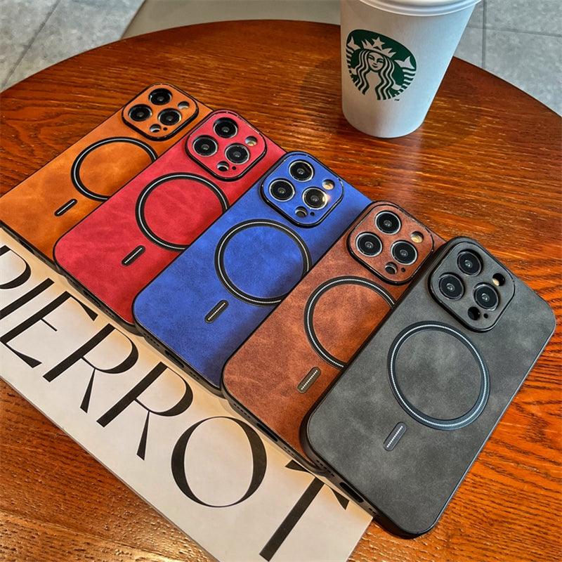 Cinq coques MagSafe effet cuir pour iPhone 15 Pro en noir, bleu, marron, rouge et orange posées sur une table ronde en bois. - Wiqeo