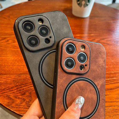 Coque MagSafe magnétique effet cuir noir pour iPhone 15 Pro avec cercles MagSafe visibles, posée sur bois. - Wiqeo