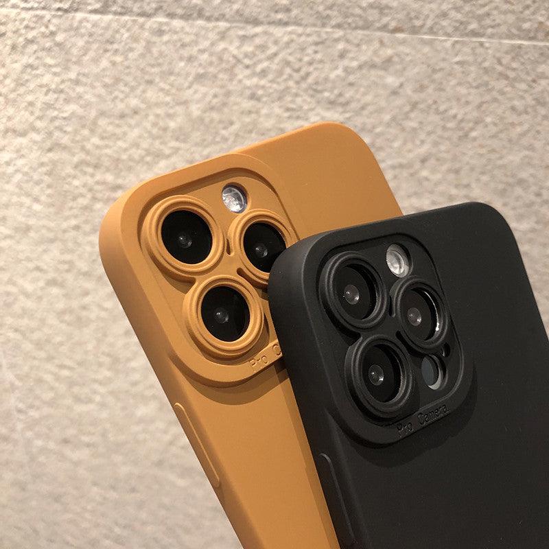 Coque silicone matte marron avec protection d'objectifs pour iPhone 15 Pro Max et coque noire similaire empilée. - Wiqeo