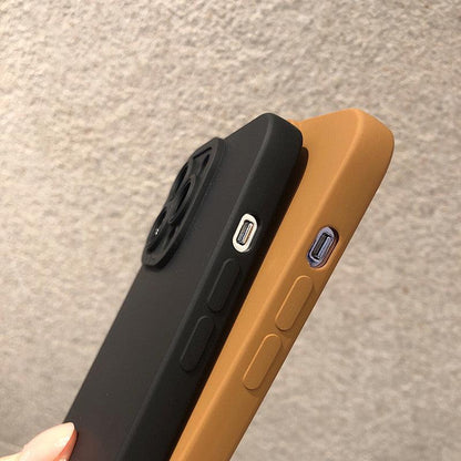 Deux coques iPhone 15 Pro Max en silicone mat, une noire et une marron avec protection d'objectifs. - Wiqeo