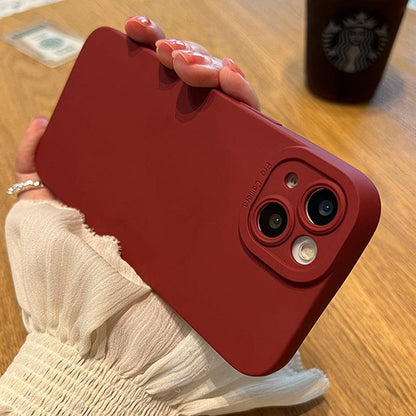 Coque silicone mate rouge avec protection d'objectifs pour iPhone 15 Pro Max, tenue en main. - Wiqeo